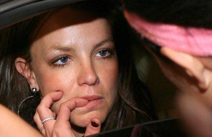 Britney majku optužila da je spavala s Adnanom?