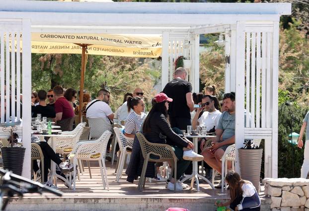 Brodarica: Sun?an dan za ugodna druženja i sun?anja na Rezalištu