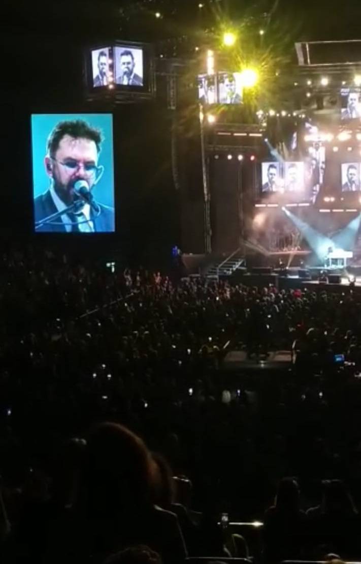 VIDEO Petar Grašo u Beograd je stigao s Hanom, a na koncertu je izveo Oliverovu 'Cesaricu'