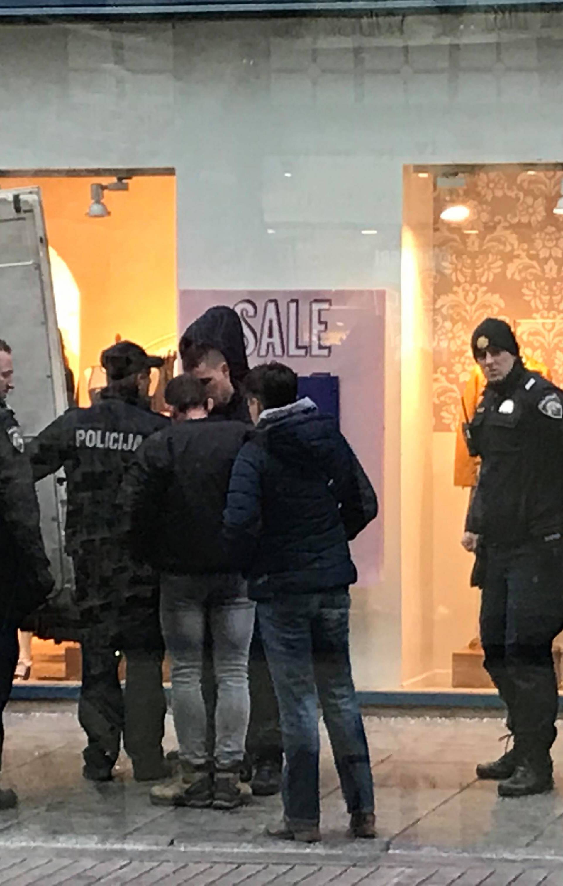 Muškarci se potukli kod kafića, policija ih okružila te privela