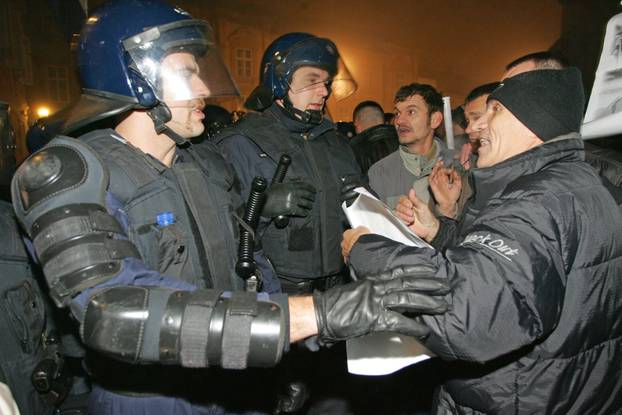 ARHIVA - Zagreb: Prosvjedi diljem zemlje zbog uhićenja Gotovine, razbijen i prozor na zgradi Vlade