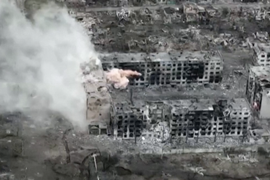 Pogledajte snimke žestokih borbi u Bakhmutu: Ukrajinski tenk puca na zgradu u kojoj su Rusi