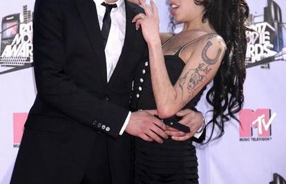 Amy Winehouse se napila pa opet završila u bolnici