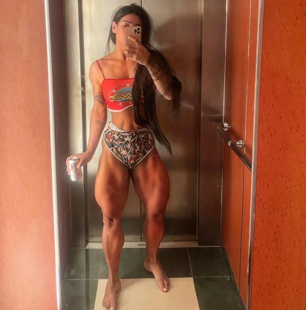 FOTO Gospođa Messi morala je reagirati zbog ovih fotki Miss Bum Bum: 'Valjda je ljubomora'