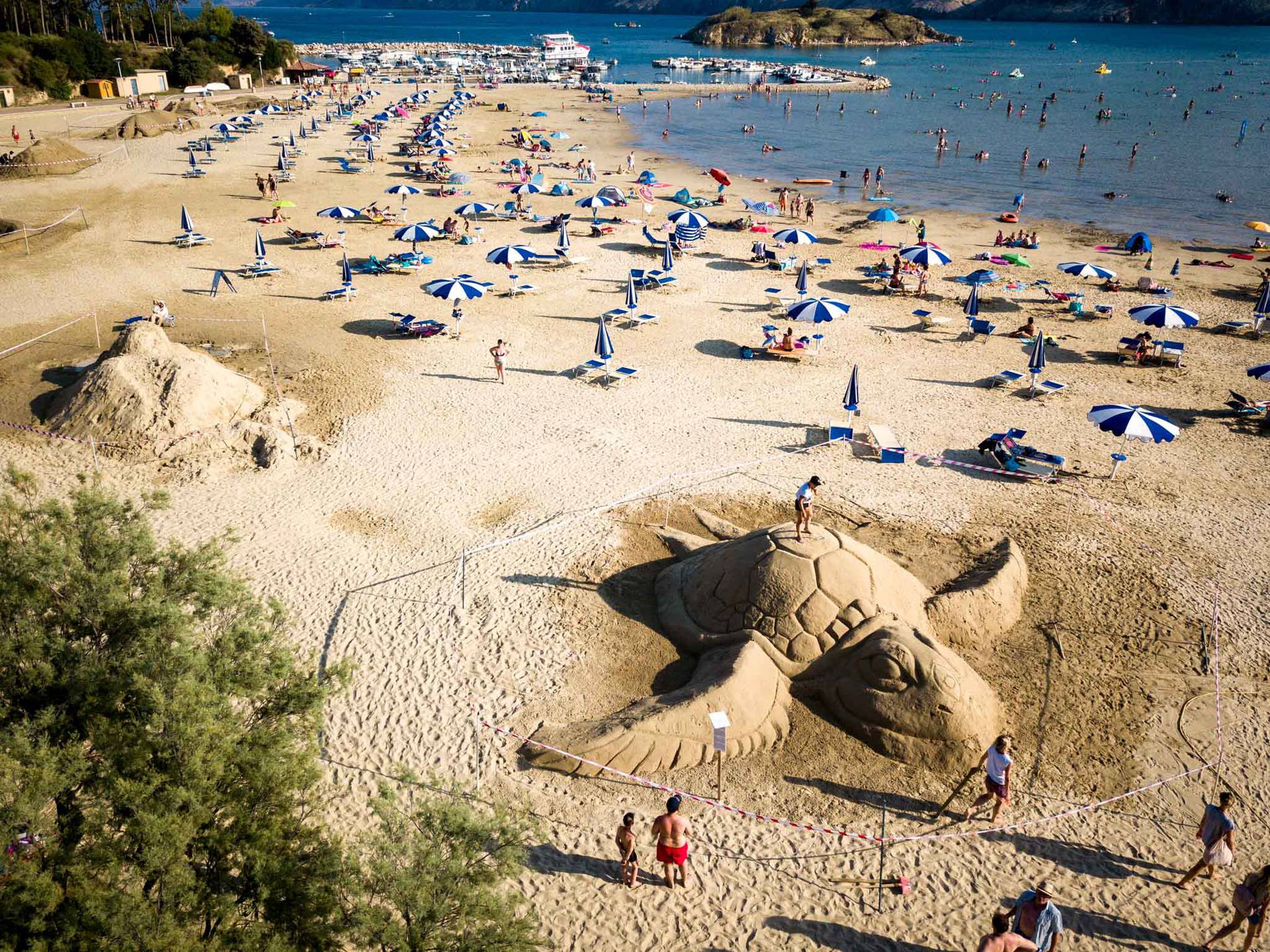 Mitska bića na Rajskoj plaži u Loparu oduševila posjetitelje