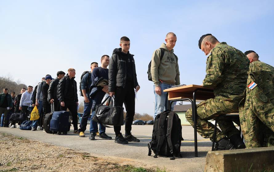 Ministar Anušić i general Kundid na prvom danu TVO-a na Slunju