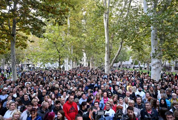 Zagreb: Brojni građani se okupili na Zrinjevcu u čast Halida Bešlića