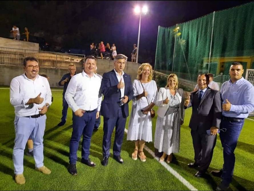 Plenković, Beroš i Danica poziraju na hvarskom dječjem igralištu. Nitko se ne drži mjera