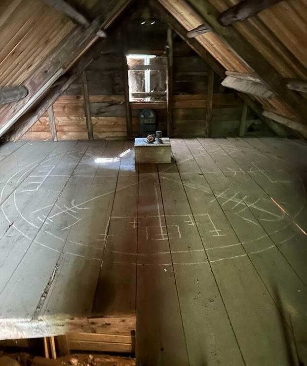 FOTO Jezivo! 16 ljudi preselilo u nove domove, dočekalo ih ovo: Oltari za magiju, lutke, zubi...