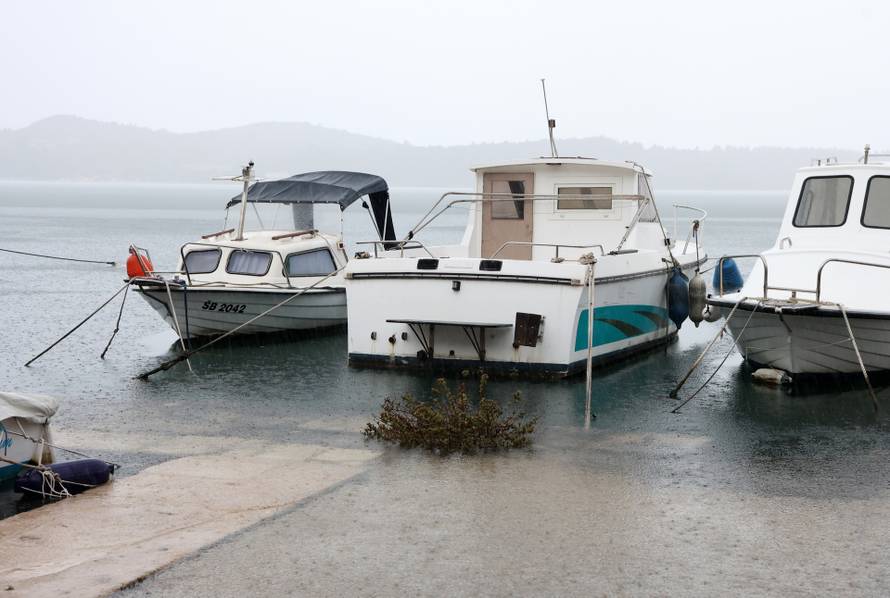 Šibenik: Jugo potopilo Dolac, cijela riva je pod morem