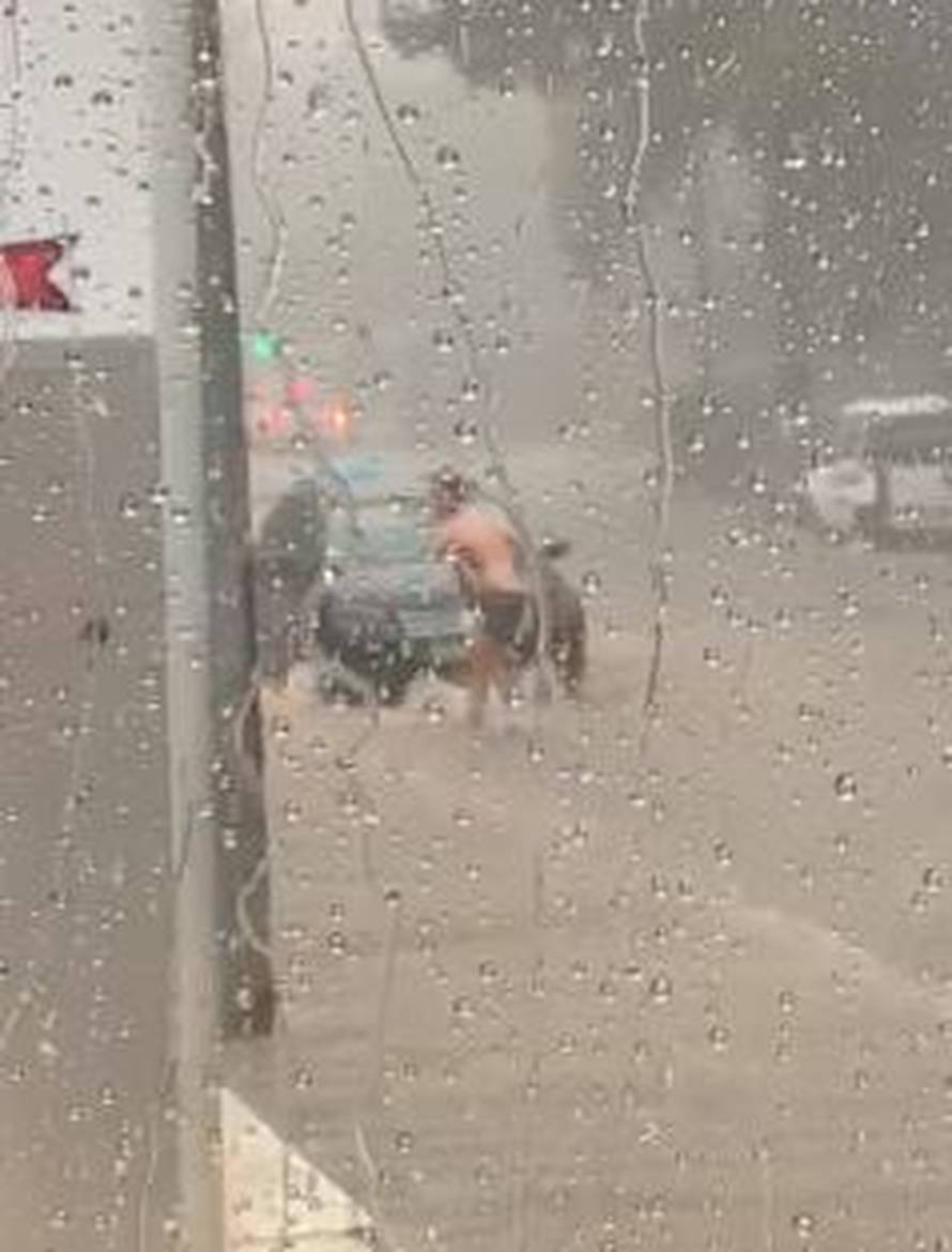 Stavio peraje pa plivao ulicom, romobilom jurila kroz poplavu