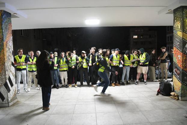 FOTO Studenti blokirali zgradu RTS-a u Srbiji, policija ih je tjerala i udarala pendrecima
