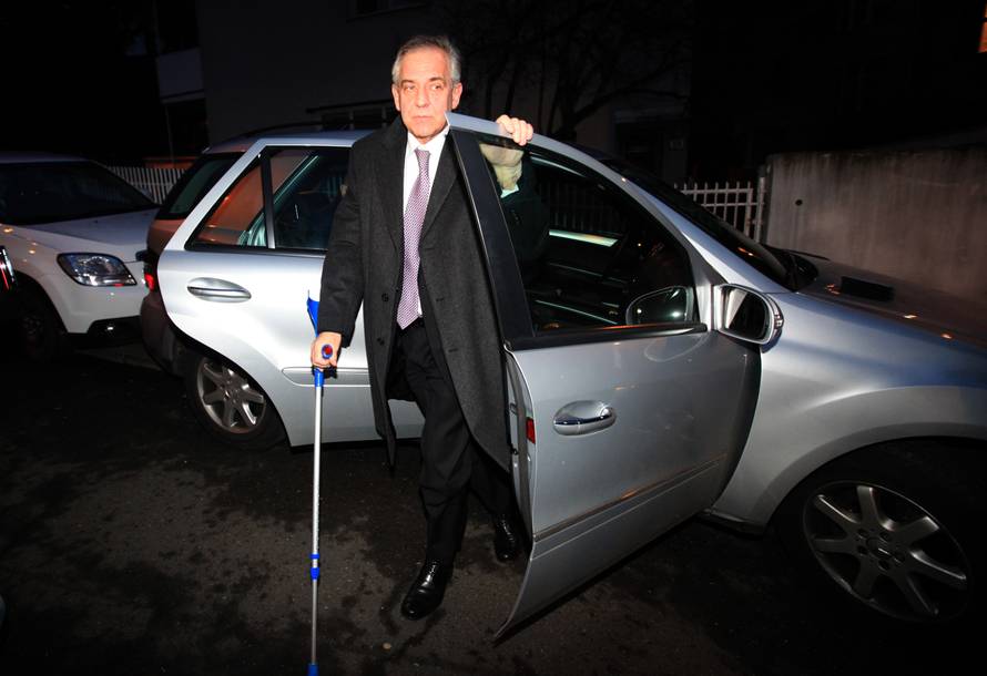 Ivo Sanader okrivio HDZ pa se ispričao da ga previše bole leđa