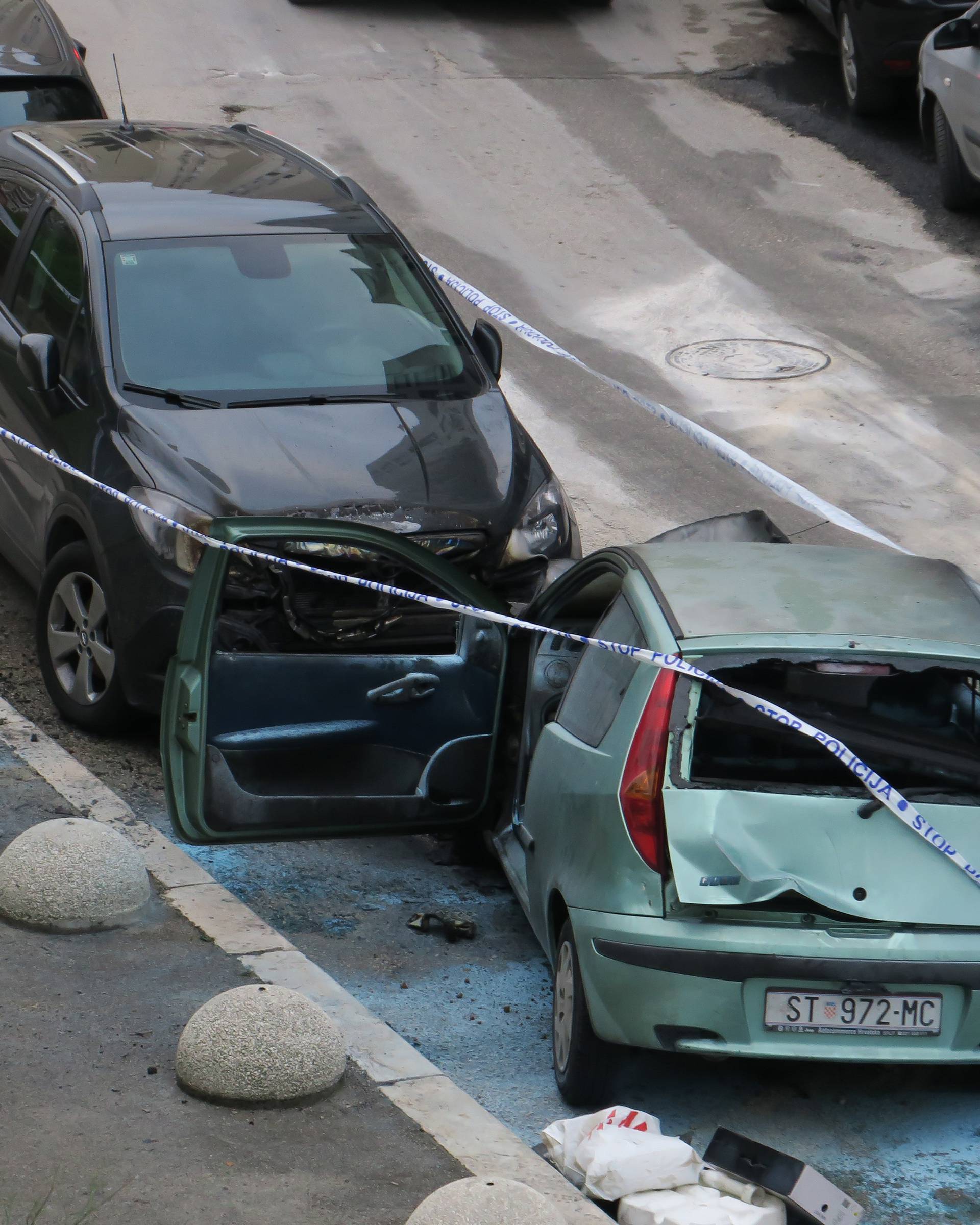 U Splitu u noći izgorjela dva auta, gasilo ih 8 vatrogasaca