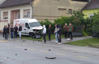 Išli na svadbu: BMW-om sletio s ceste, udario u kombi i znak