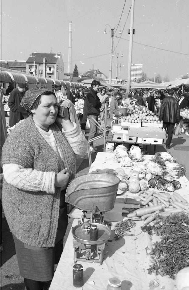 Zagreb: Prodavačica na Trešnjevačkoj tržnici razgovara na mobitel