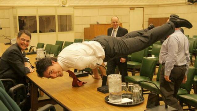 Trudeau opet oduševljava: Na stolu izvodi tešku joga pozu