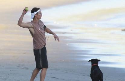 Matthew McConaughey joggira na plaži sa psom