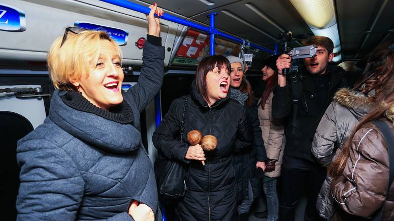 Zbor Lipa iznenadio Osječane, u tramvaju im zapjevali hitove