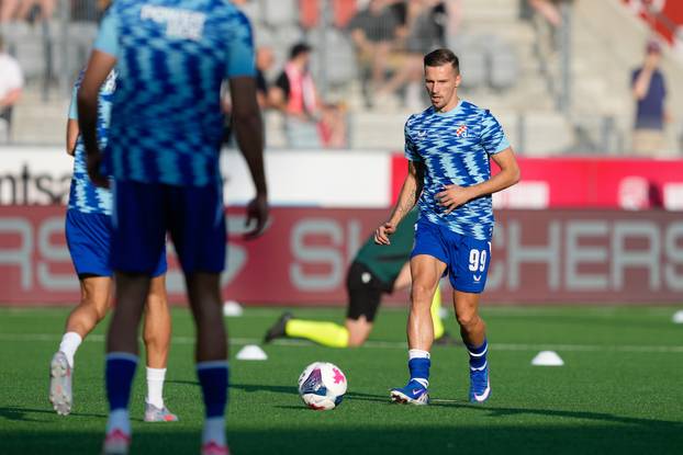 Thun: Zagrijavanje igrača prije početka utakmice FC Thun - GNK Dinamo
