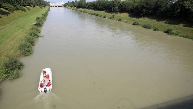 Sračinec: Potraga za vozilom koje je jučer sletjelo u kanal HE Varaždin