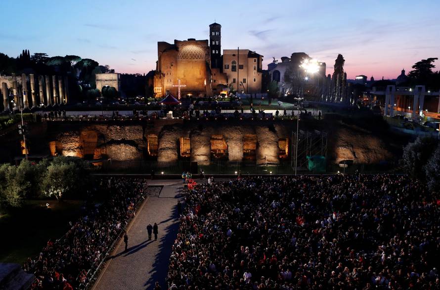 Papa Franjo predvodio je Križni put pred tisućama ljudi u Rimu