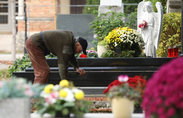 Zagreb: Građani obilaze posljednja počivališta svojih najmilijih uoči Svih svetih