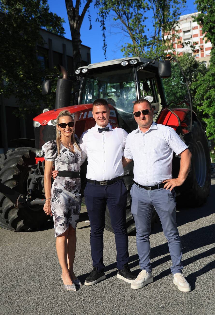 24sata Rugvica: Maturant iz Ježeva, traktorom do Građevinske škole na maturalnu večer