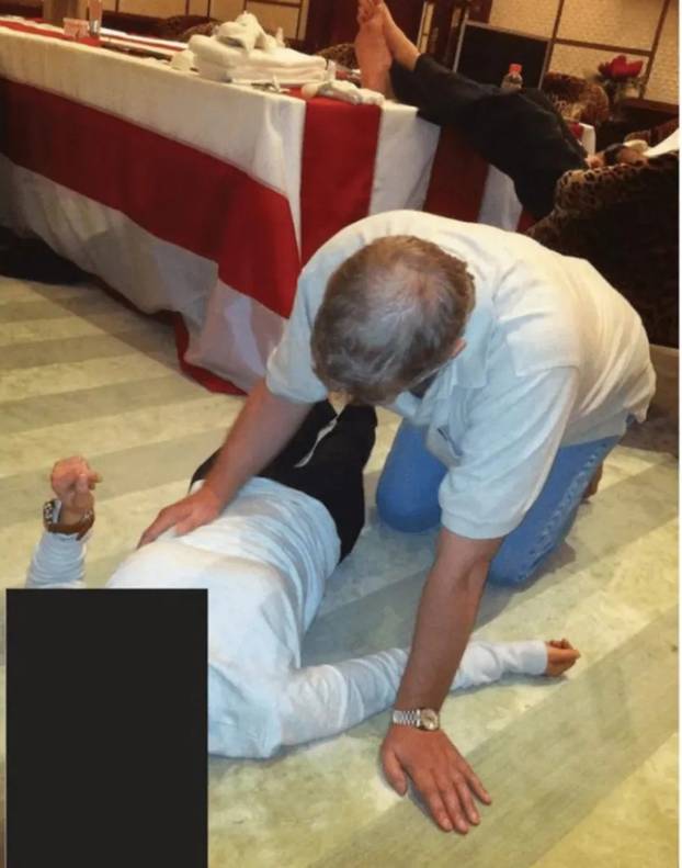 FOTO Novi dokumenti: Andrewa fotkali 'na sve četiri' iznad žene. Epstein mu ponudio Ruskinju