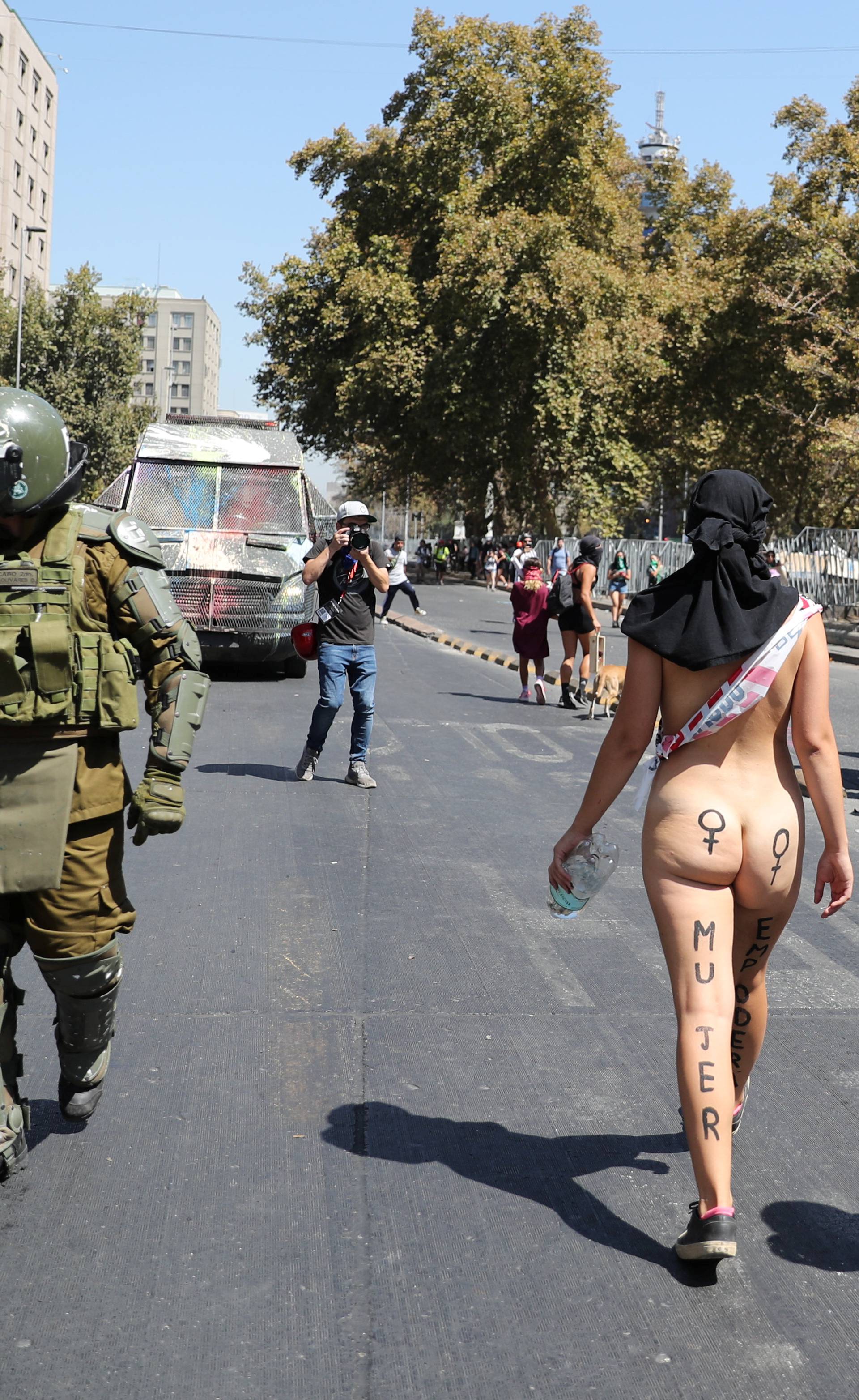 Gola šetala među vojnicima na prosvjedu nakon 'Dana žena'