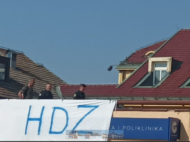 VIDEO Izvjesili su transparent 'Eutanizirajte HDZ', policija ga maknula: 'Skočili su u sekundi'