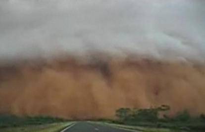 Australija: Autom nestali u velikoj pješčanoj oluji