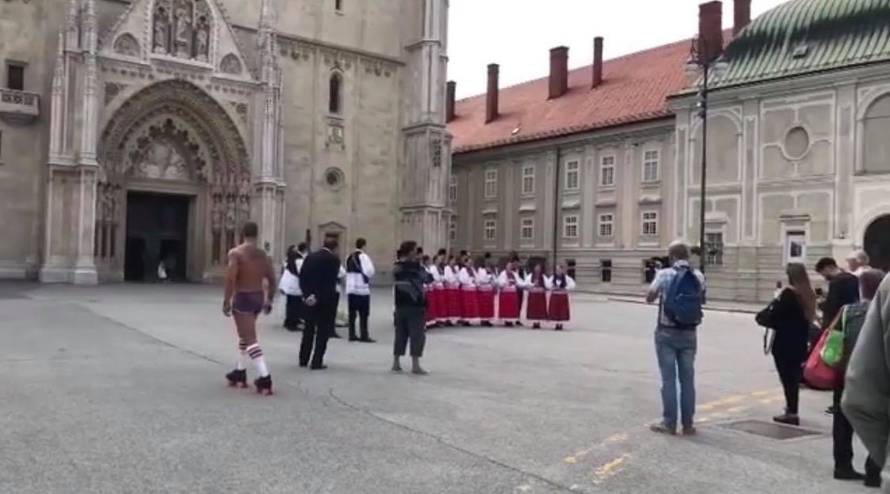 Šokirao bakice: 'Penisoslikar' se golišav rolao kod katedrale