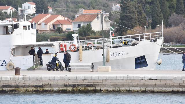 Brod Tijat neće u rezalište, vraća se u Šibenik: 'Plovi bili brode...'