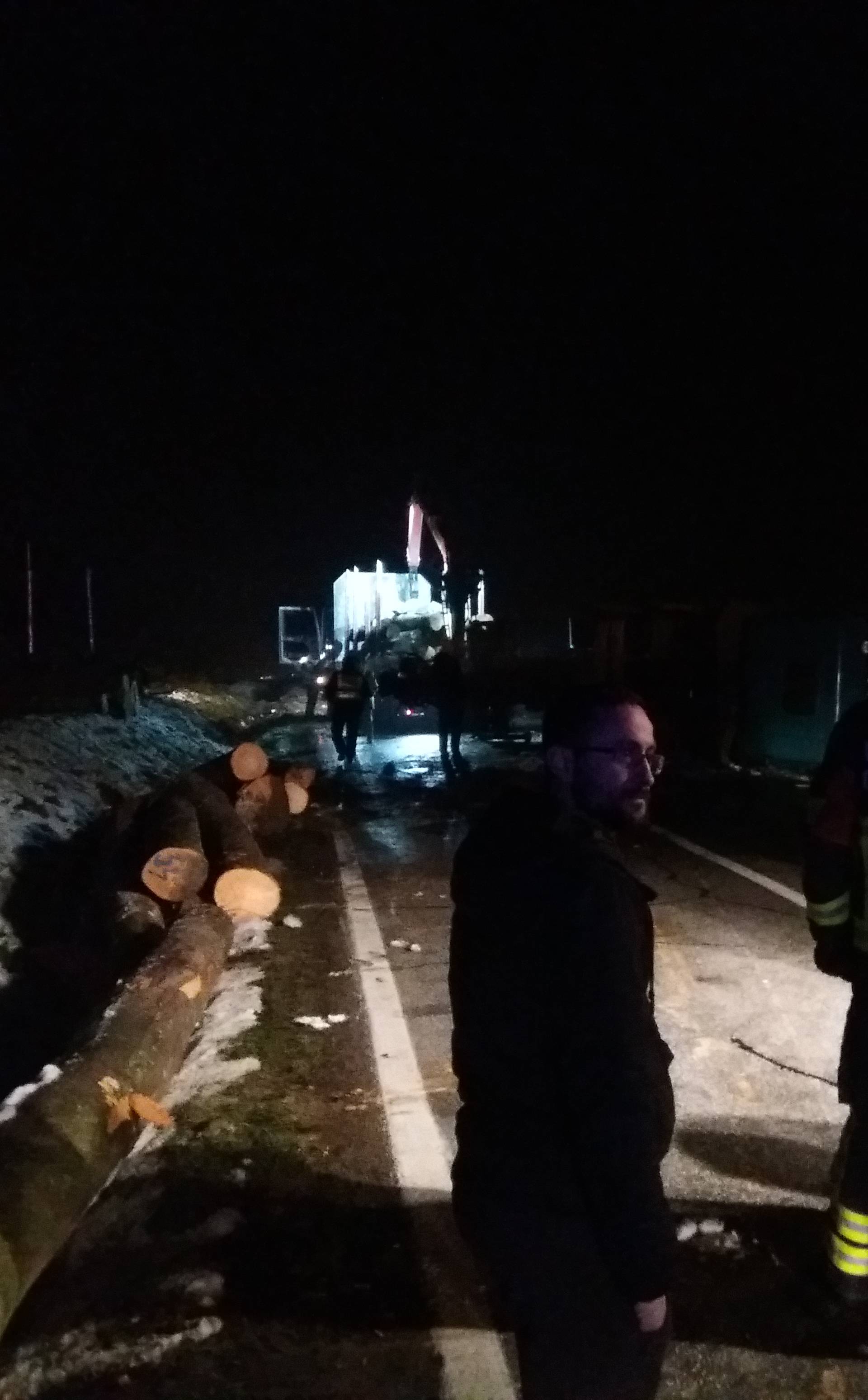 Osijek: Na obilaznici sudarili se kamion i auto, troje ozlijeđeno