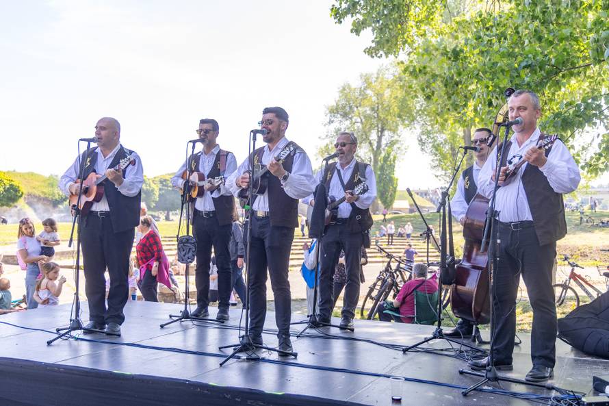 Osijek. Podjela graha na lijevoj obali Drave na Praznik rada