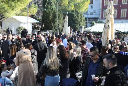 Šibenik: Brojni građani na Badnjak uživali u koncertu grupe Fenix