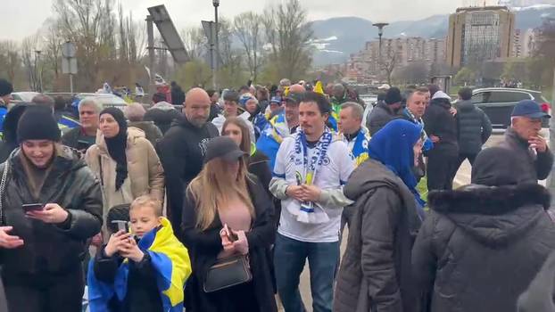 VIDEO 24SATA U ZENICI Dresove, zastave nude ispod cijene, stigla i Dubioza: 'Take me to America'