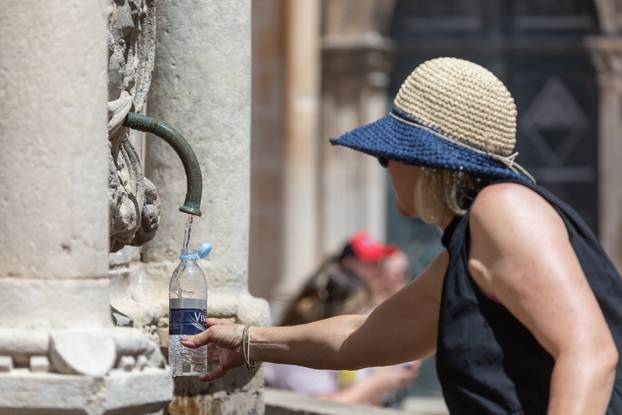 Brojni turisti traže osvježenje na visokim temperaturama u Dubrovniku