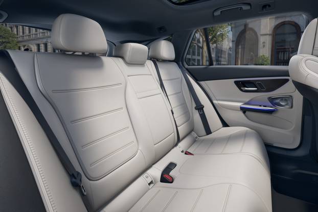 Vertraute Stärke auf einem neuen Niveau: Die neue Mercedes-Benz C Klasse bleibt sich treu – und wächst über sich hinausThe new Mercedes-Benz C-Class: Refined strength. Trusted continuity.