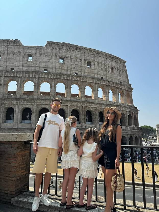 FOTO Dok Split čeka, obitelj Rakitić uživa u grčkoj idili...