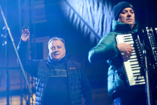 Halid Bešlić nastupa na otvorenju 199. Samoborskog fašnika