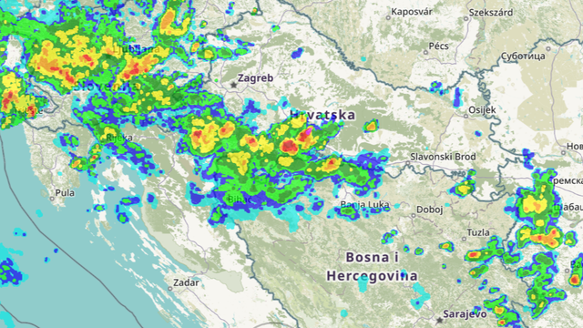 Pogledajte oluju koja je prošla Istru i kreće se prema središnjoj Hrvatskoj. Moguća je i tuča...