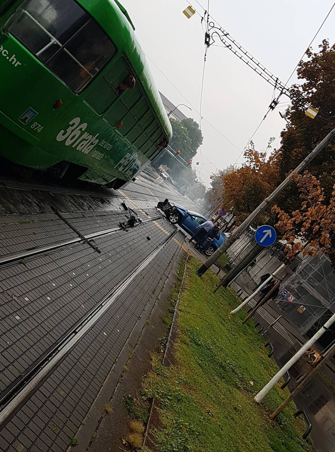 Sudar auta i tramvaja: 'Vozili smo se i odjednom čuli udarac'