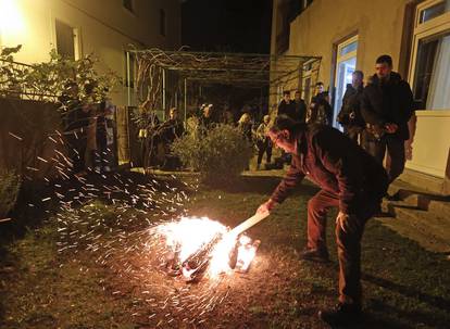 FOTO Pravoslavni vjernici diljem Hrvatske dočekuju Božić uz tradicionalno paljenje badnjaka