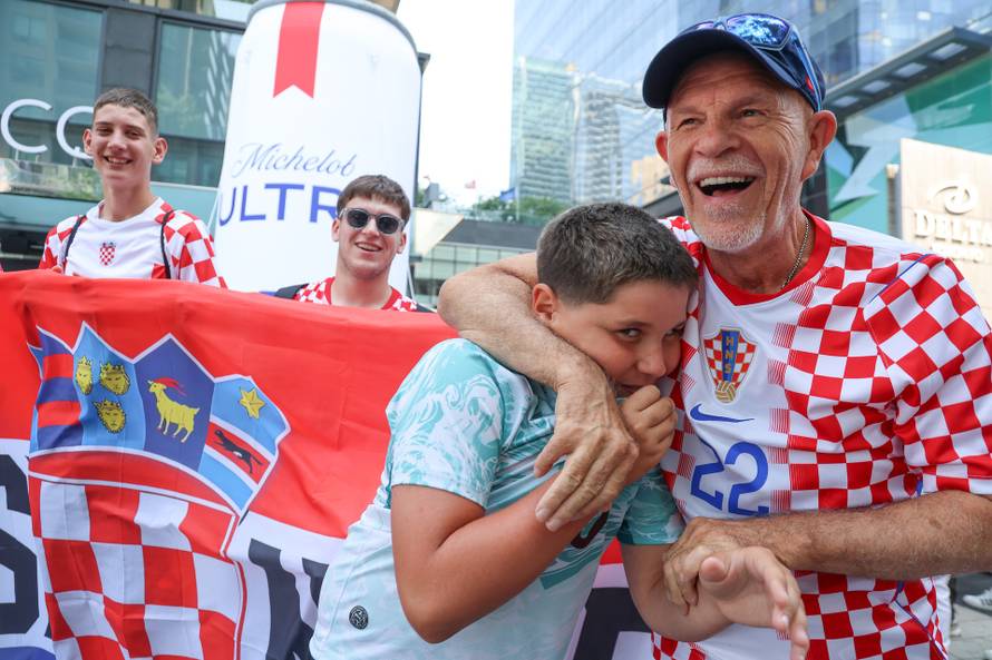 SP 2026 Toronto: Ispred Hotela Delta zajedničko fotografiranje odradili su hrvatski i portugalski navijači