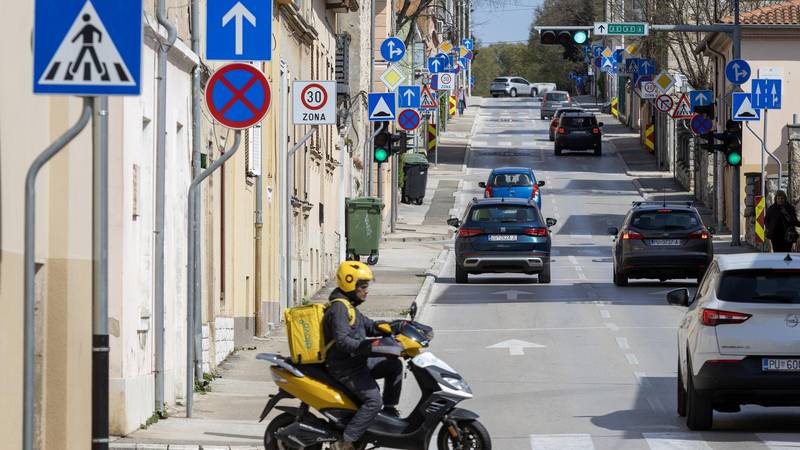 KAMO KRENUTI? A skrenuti? Pogledajte ovu ulicu u Puli!