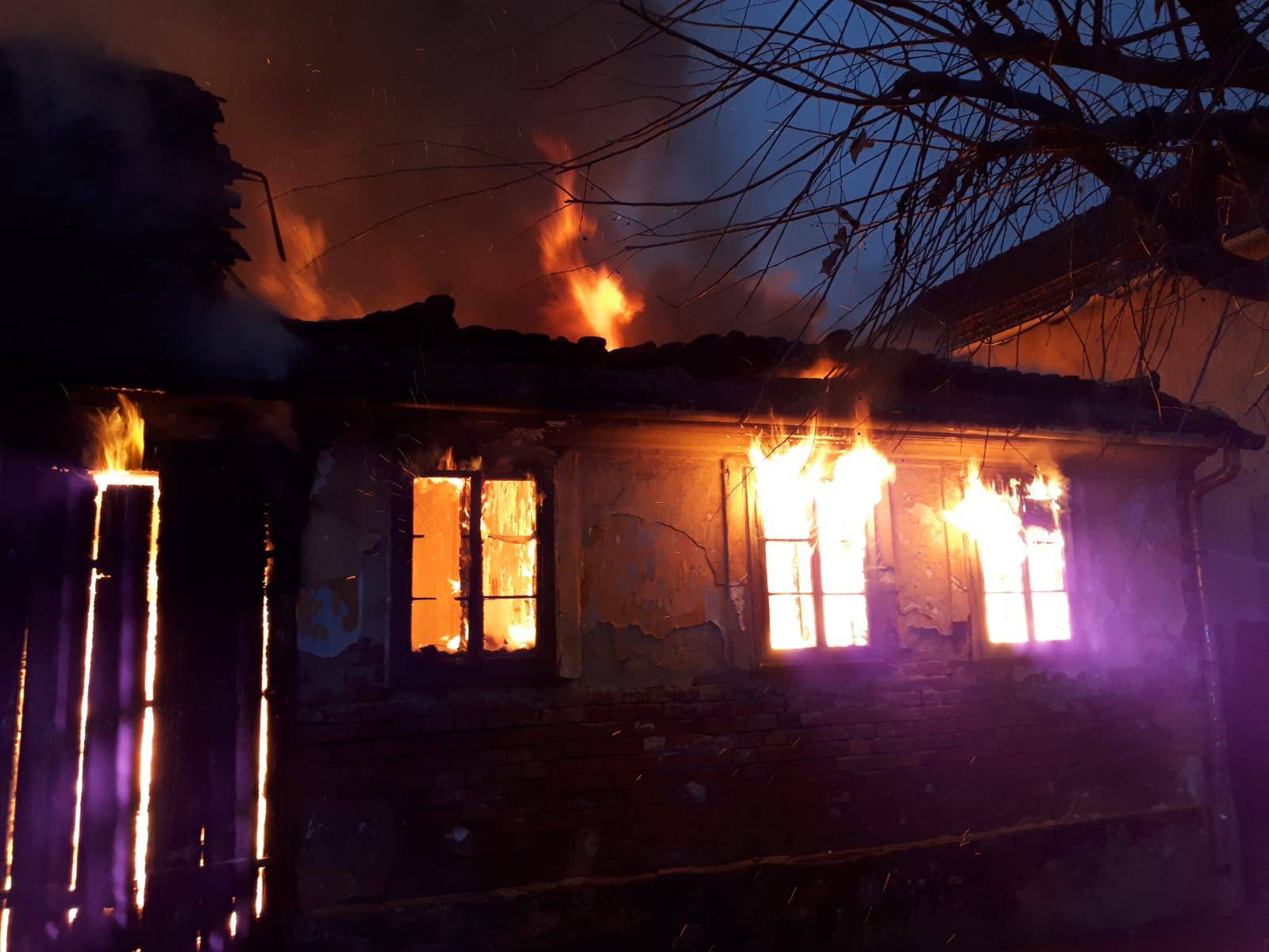 Izgorjela kuća, bakica se spasila