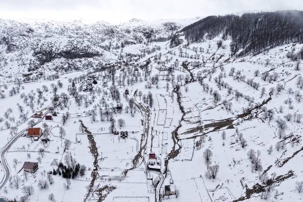 Pogled iz zraka na Bjelašnicu u potpunosti prekrivenu snijegom