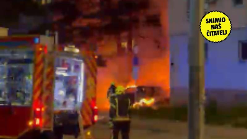 VIDEO Auto se zabio u zgradu kraj Vjesnika i potpuno izgorio!